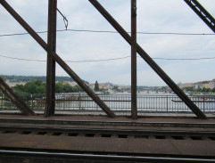 Na železničním mostě
