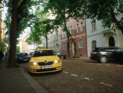 Před domem Alice Fenclové