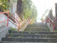 Kluk padá ze schodů