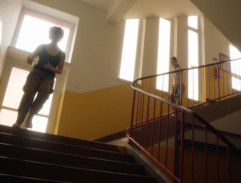akční sekvence - na schodech