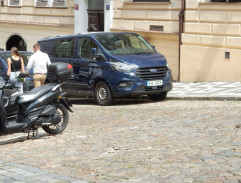 Policajti před domem