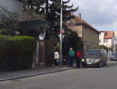 Před domem Klářiny matky