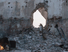 V rozbořeném městě