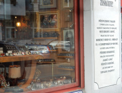 Před starožitnictvím