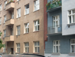 Před starožitnictvím 2