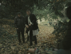 Tělo studentky v parku