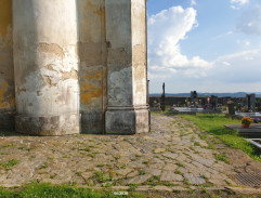 Před kostelem