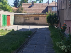 Před Majdiným domem