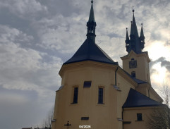 Před kostelem