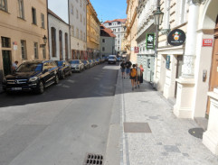 V každém pokoji žena