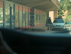 Polícia pred posilňovňou