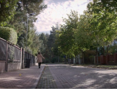 Před vilou Julie Kellerové