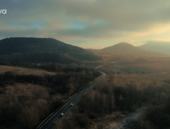 Zatáčky pod kopcem