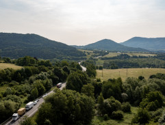 Zatáčky pod kopcem