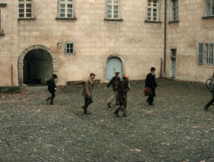 Děti na dvoře školy