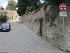 Jean Paul a Vivienne u brány