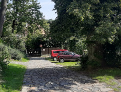 Příjezd vojska do školy