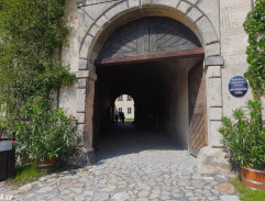 Sara před bránou školy