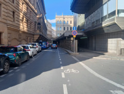 Eve odjíždí z místa párty