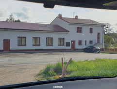 V autě