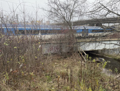 Petr utíká před security