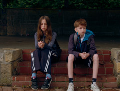 Elis a Leo sedí v altánu