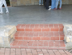 Elis a Leo sedí v altánu