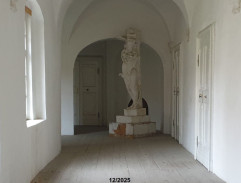 Před pokojem sestry Marie