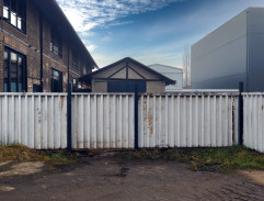 V průmyslovém areálu 2