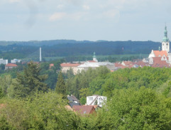 Město za lesem