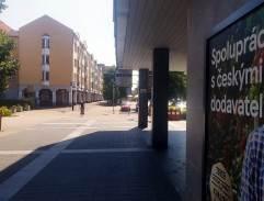 Před bydlištěm Hynka Reichlera