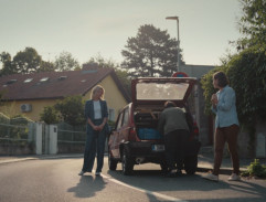 Před domem Vikiny matky