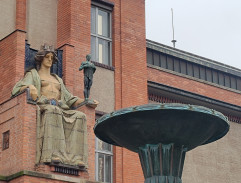 Fontána před muzeem