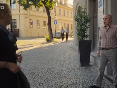 Před policejní stanicí