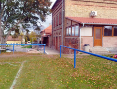 U fotbalového hřiště