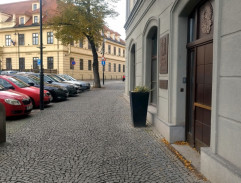 Před policejní stanicí