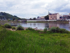 U řeky