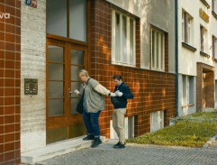 Před bytem napadené