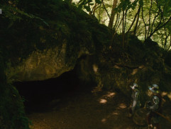 Zbrojnoši před jeskyní