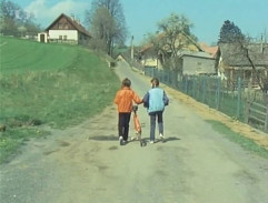 Bětka s kamarádkou na kole