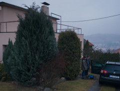 Před domem Viktora Chvály