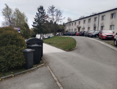 Před ubytovnou