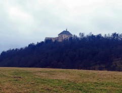 S01E09 Útok na královnu