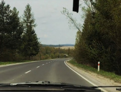V autě