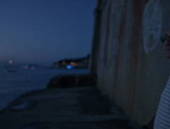 U vily s vchodem k moři