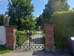 Hřbitovní brána
