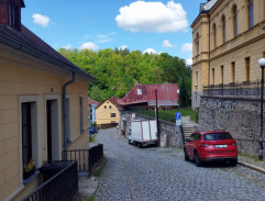 Pod věží