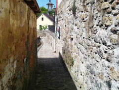 V uličce