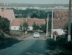 Karáskovo auto vjíždí do vesnice
