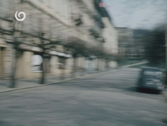 pred policajnou stanicou